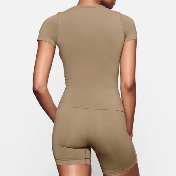 NWT SKIMS Soft Smoothing T Shirt in Desert - Picture 3 of 8